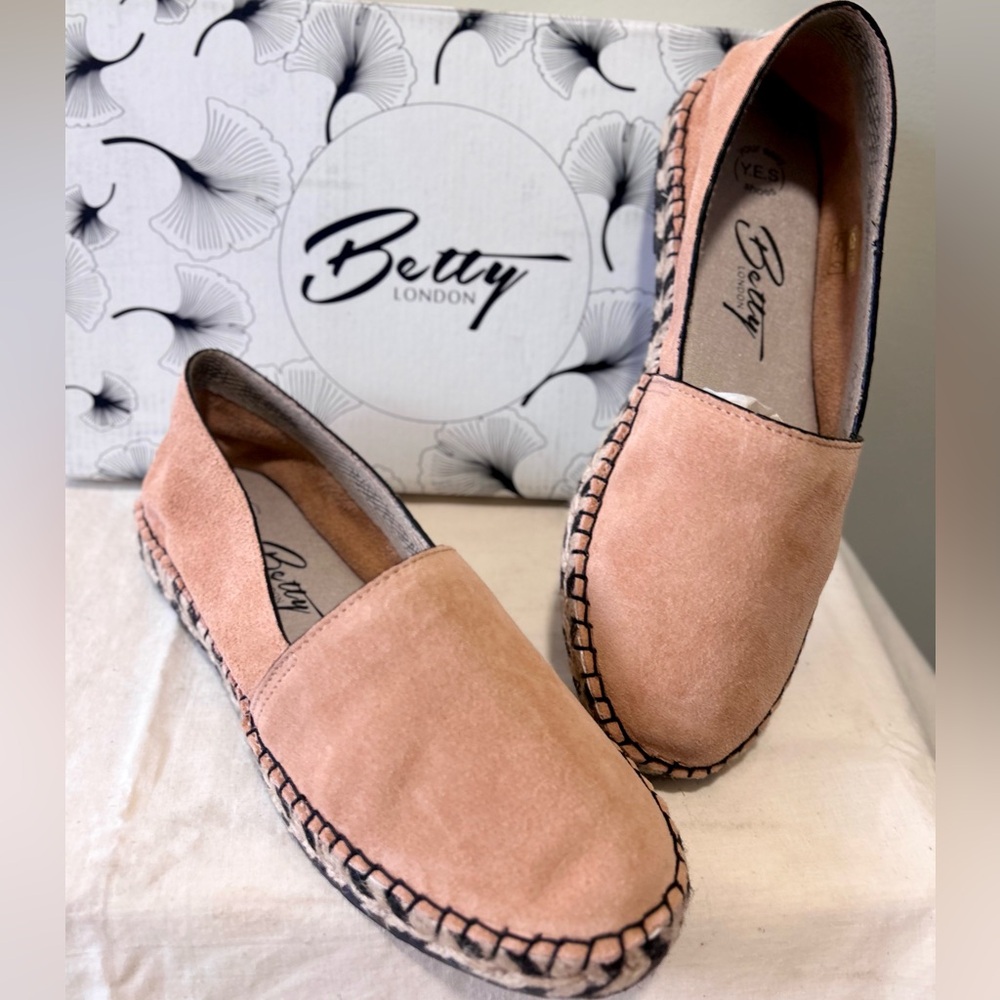 Betty London suede shoes with  Memory Foam NWT size 6